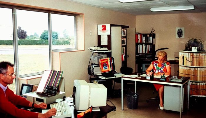 Vue intérieure de l’ancien bureau de l’entreprise Gilbert Boeuf avec deux collaborateurs au travail.