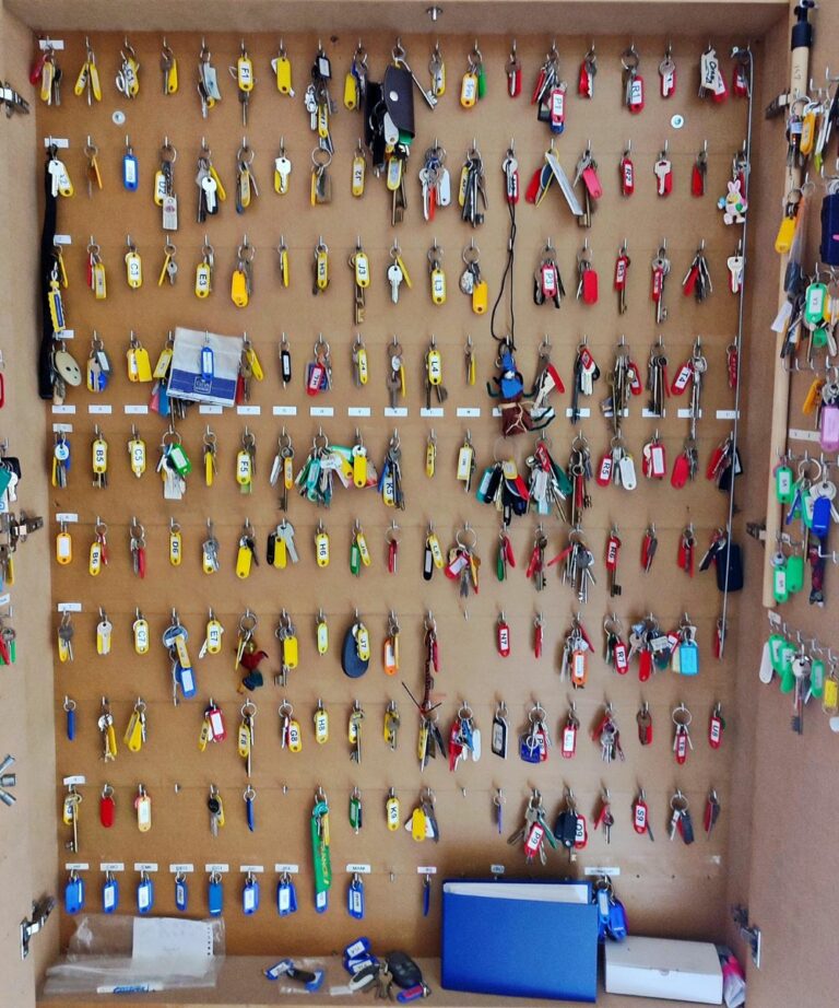 Mur couvert de clés étiquetées soigneusement rangées, illustrant la confiance des clients de l’entreprise Gilbert Boeuf.